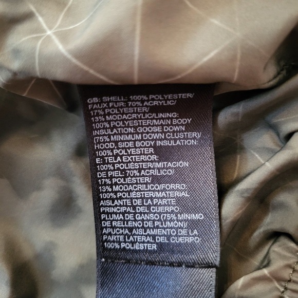 The North Face Green hooded Puffer Vest EUC! Size Medium fits like a Small - Picture 7 of 10